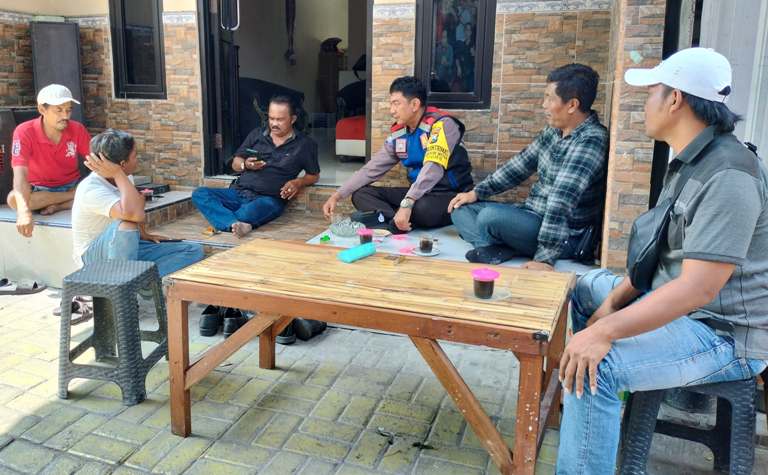 Sapa Warga, Bhabinkamtibmas Polsek Tandes Ingatkan Warga Waspadai Curanmor dan Penipuan Online