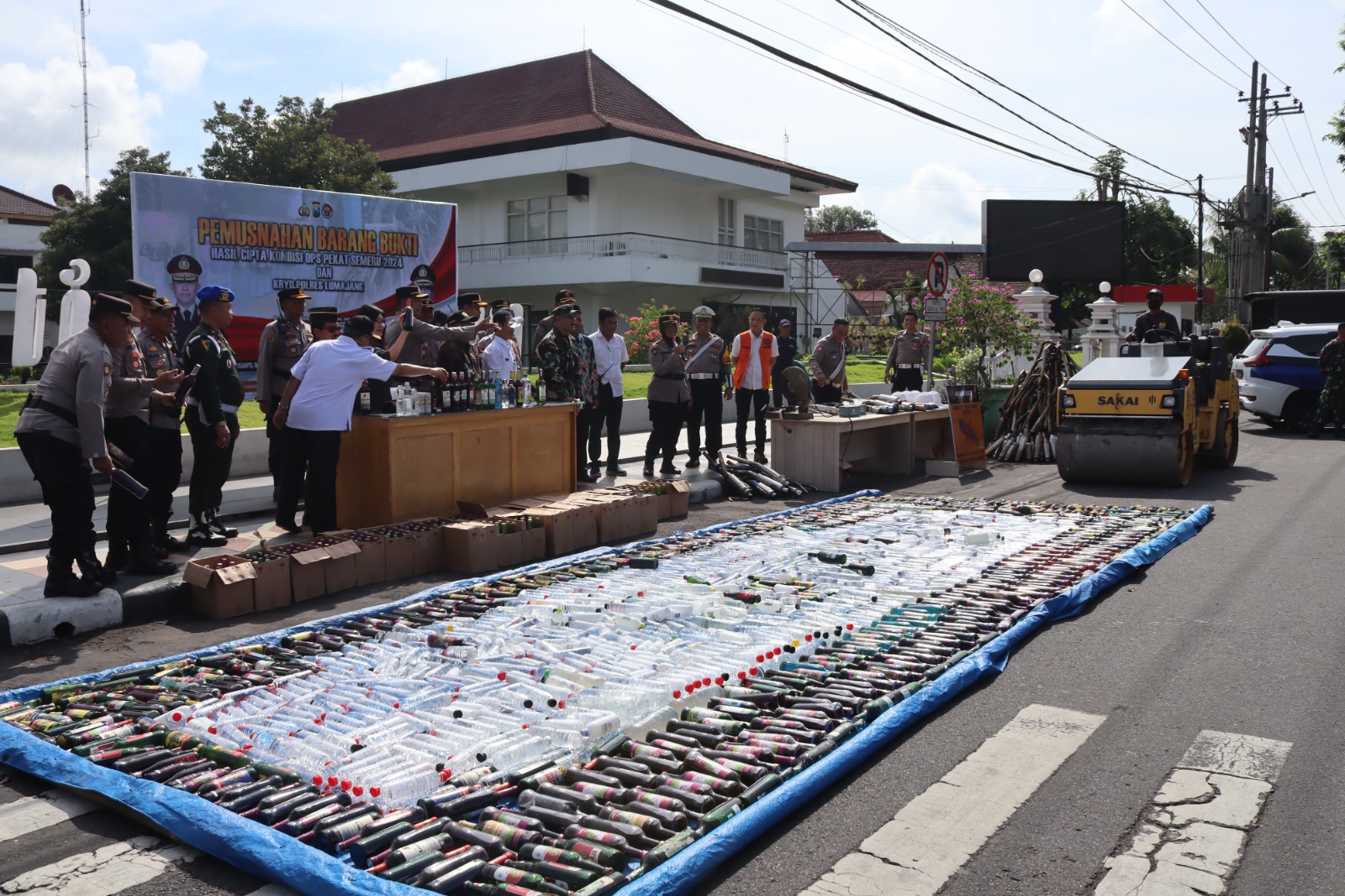 Jelang Idulfitri, Polres Lumajang Musnahkan Ribuan Botol Miras dan Knalpot Brong