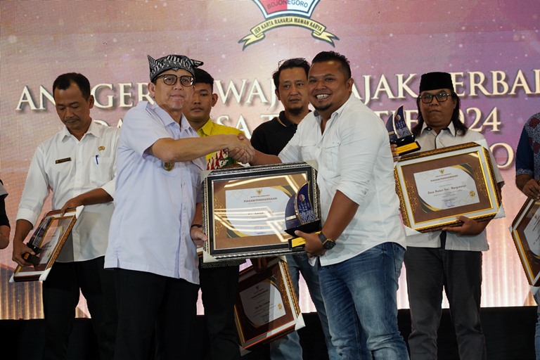 Bapenda Berikan Anugerah bagi Wajib Pajak Terbaik dan Desa Teraktif 2024 Kabupaten Bojonegoro