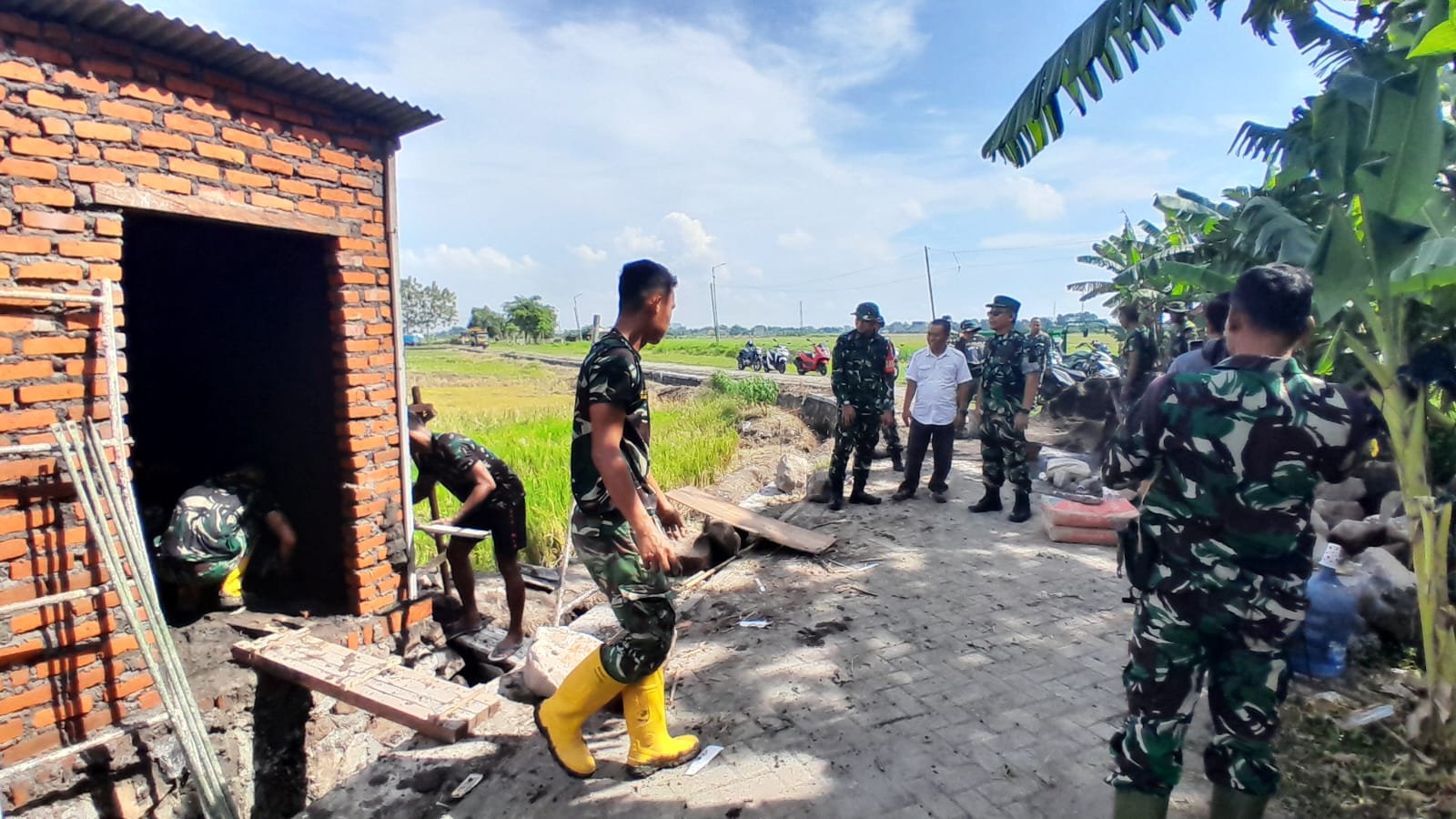 Pabandya Bakti TNI Siterdam V/Brawijaya Tinjau TMMD Ke-126 di Kedondong Tulangan