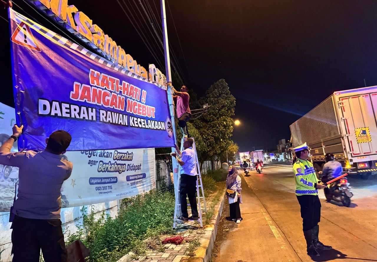 Rawan Kecelakaan, Anggota DPRD Gresik Pasang Spanduk Imbauan di Jalan Raya Duduksampeyan