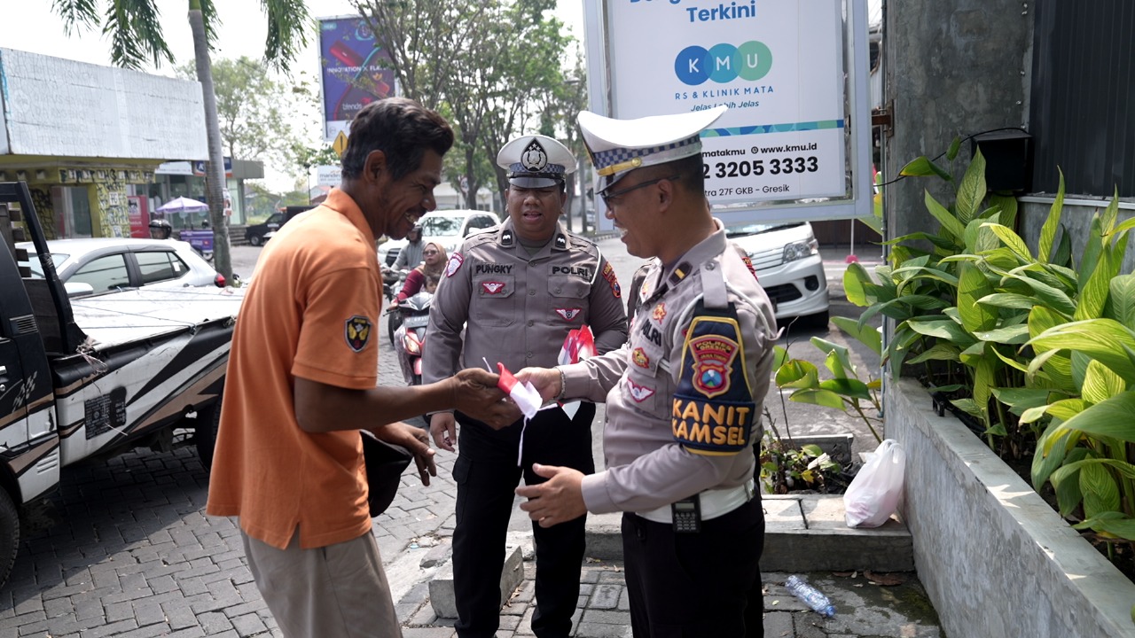 Polantas Menyapa, Satlantas Polres Gresik Tebarkan Semangat Kemerdekaan di Jalanan Kota