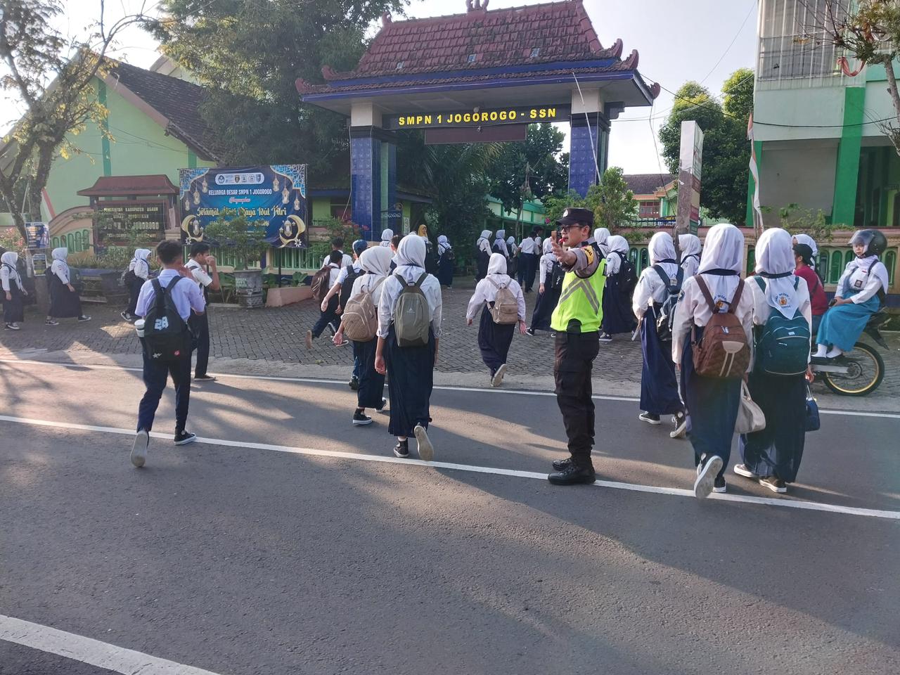 Polres Ngawi Laksanakan Gatur Lalin, Amankan Hari Pertama Masuk Sekolah 