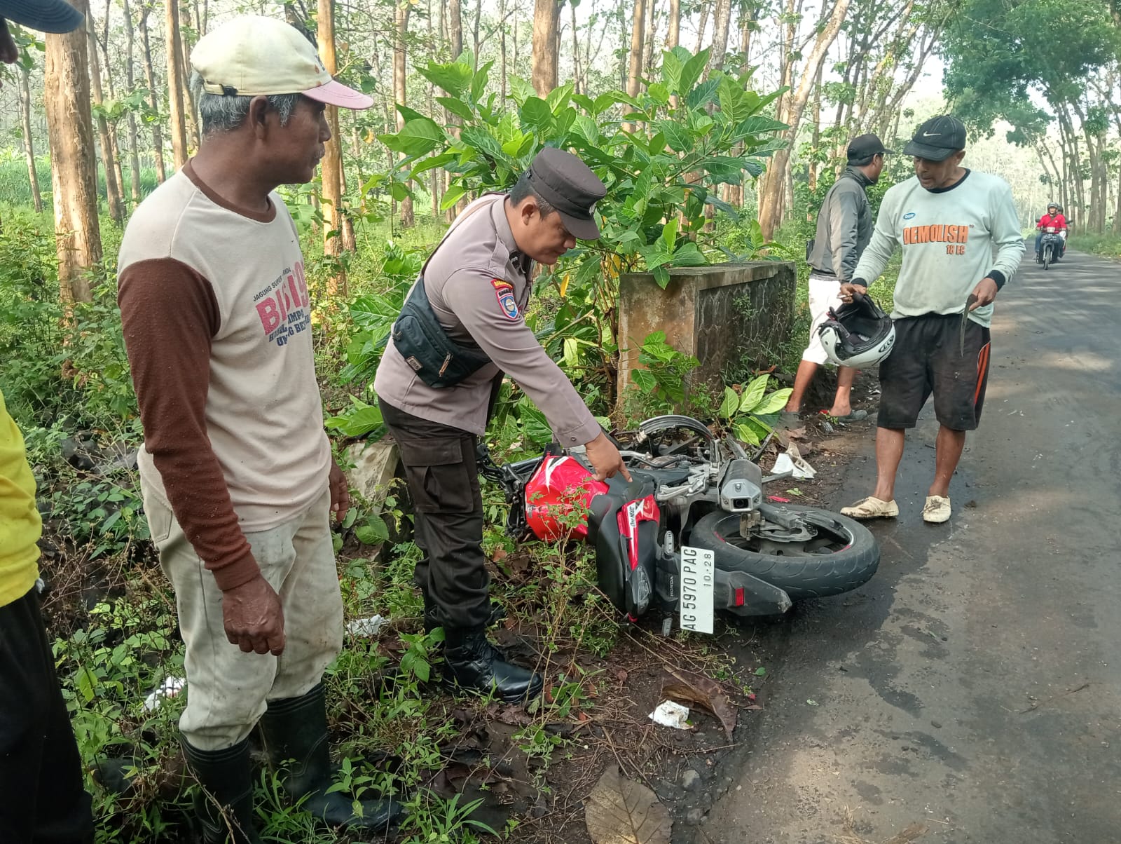 Adu Banteng Pikap Grandmax vs Motor di Sutojayan Blitar, Pengendara CB150 Luka Berat