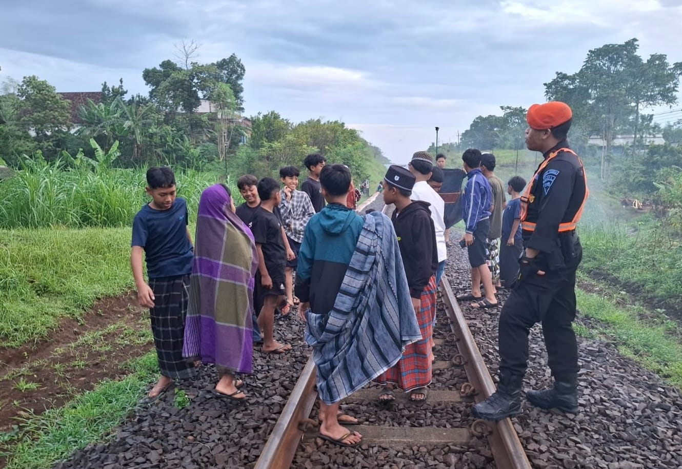 KAI Daop 8 Tegaskan Jalur Kereta Bukan untuk Ngabuburit