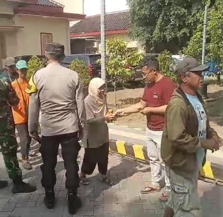 Tunjukkan Kepedulian, Dinas PUPR Kabupaten Kediri Bagikan Ratusan Bansos kepada Masyarakat