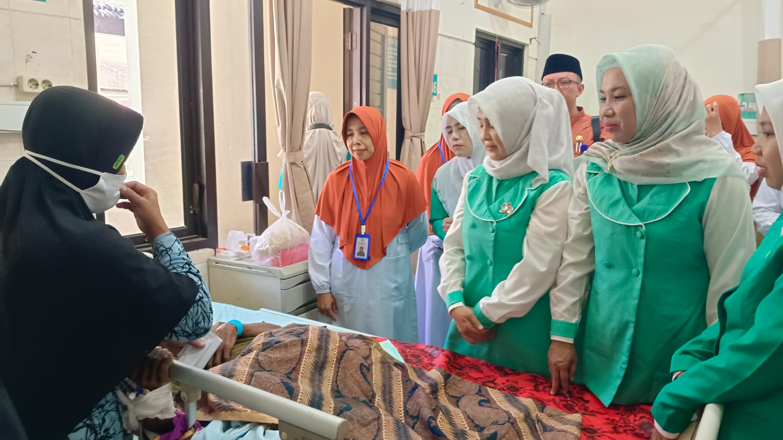 Lestarikan Tradisi Ihrom, Fatayat NU Situbondo Santuni Pasien Rawat Inap RSAR