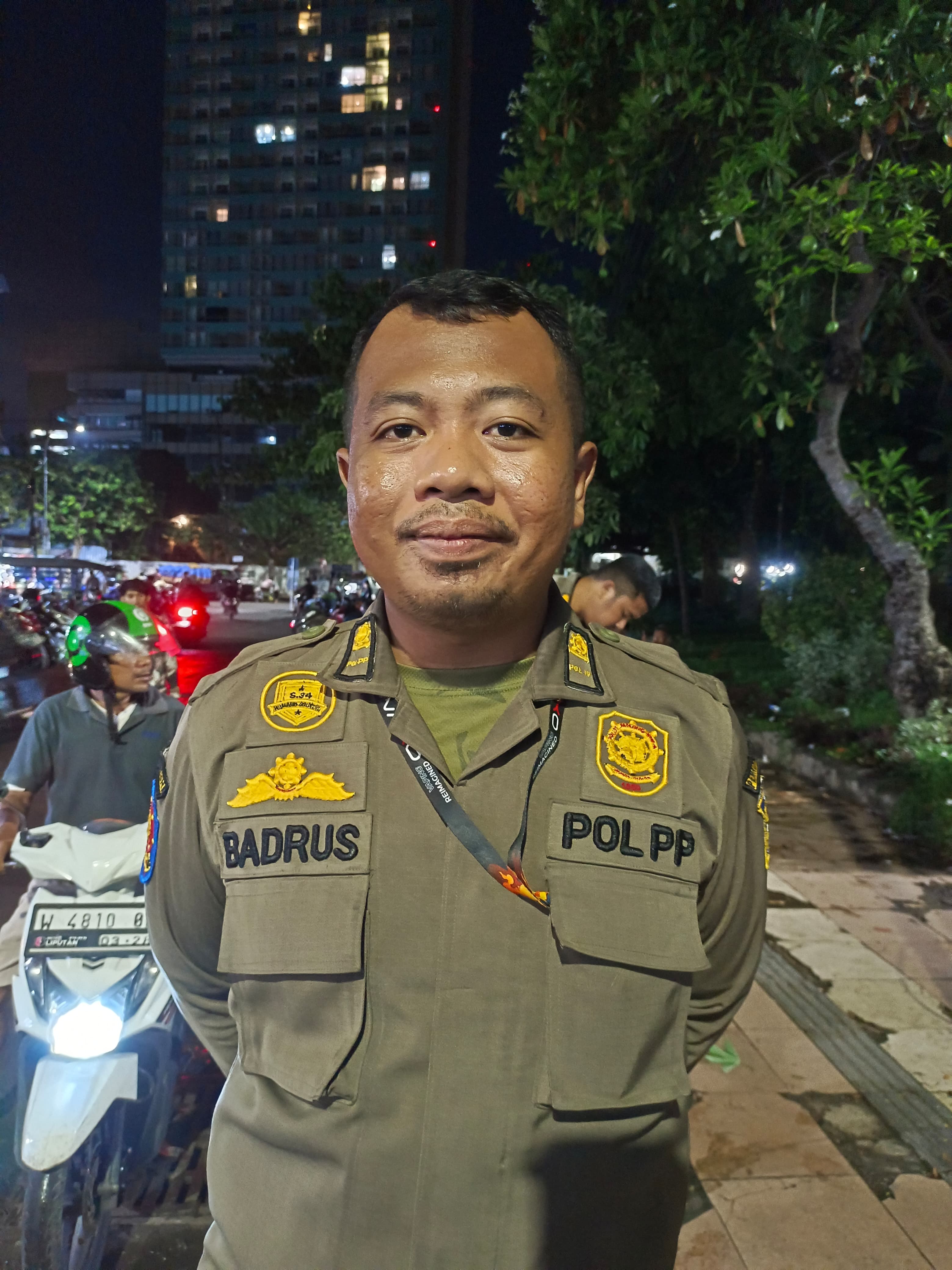 Isi Waktu Luang dengan Badminton, Petugas Satpol PP Ini Selalu Jaga Kebugaran dan Kedepankan Sikap Humanis