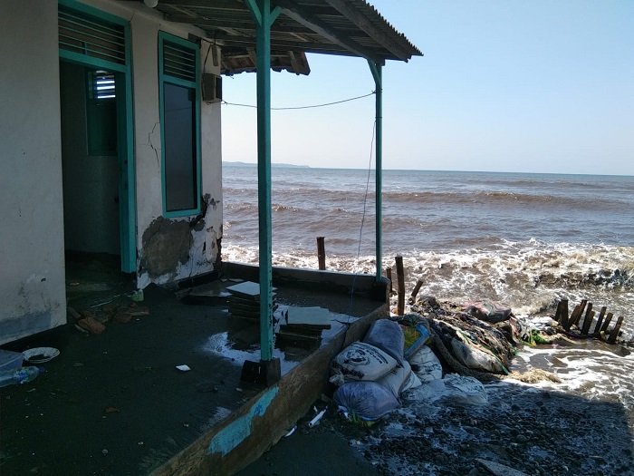 Banjir Rob Disertai Angin Kencang Jebol Dua Rumah Warga di Pesisir Situbondo