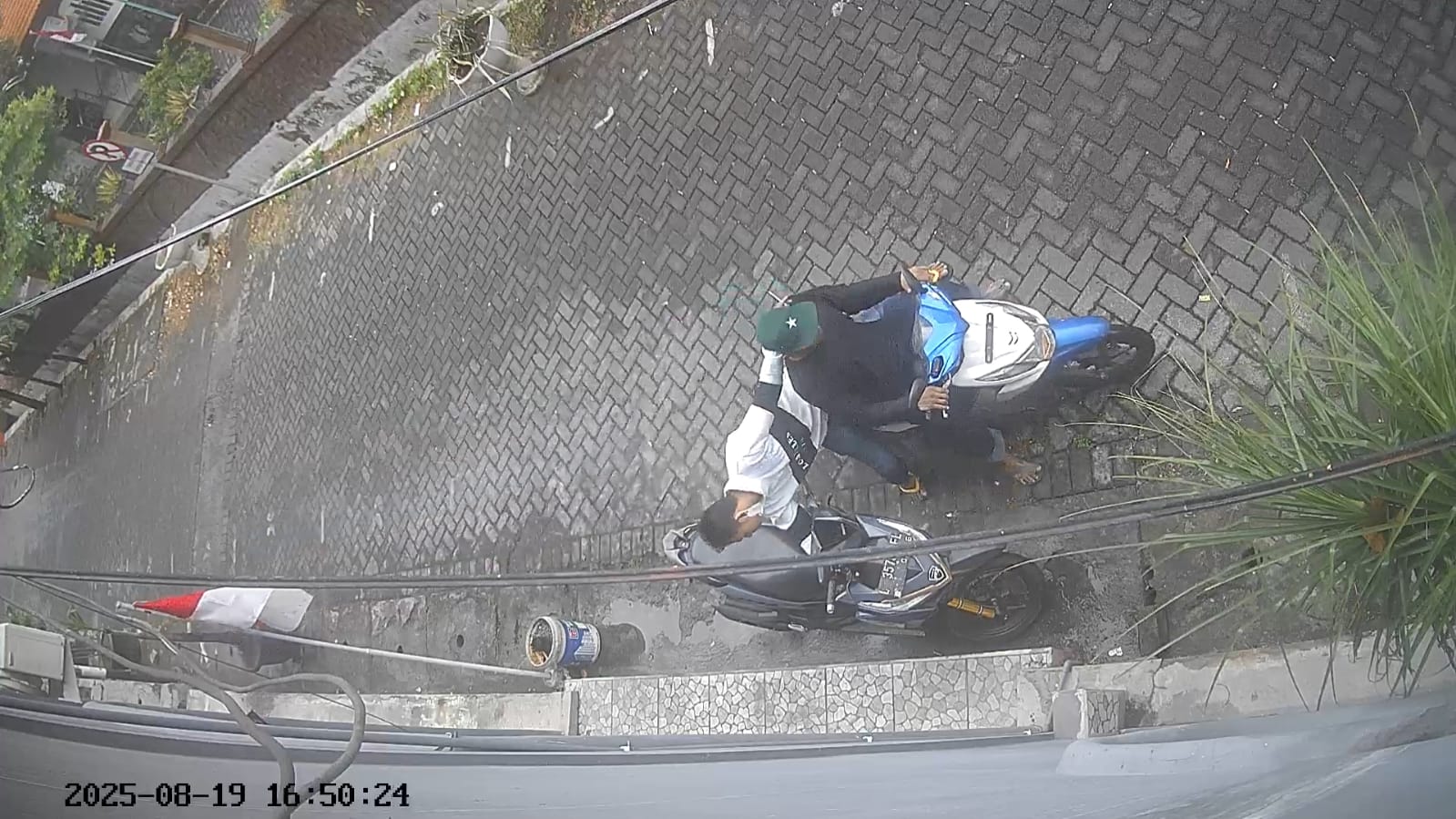 Dua Pelaku Curanmor Terekam CCTV Beraksi di Simo Margorejo