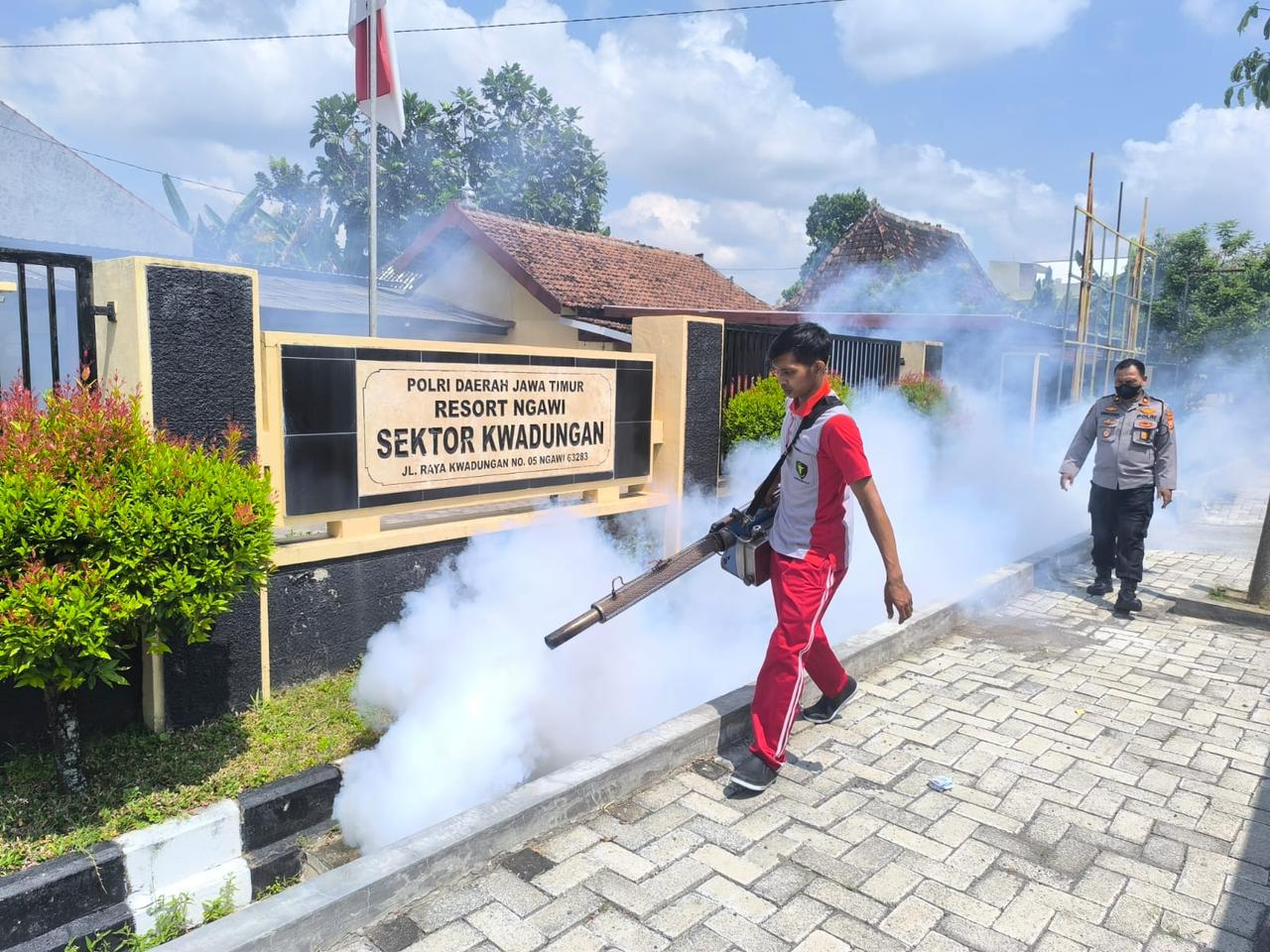 Cuaca Tak Menentu, Polres Ngawi Lakukan Fogging Cegah Demam Berdarah 