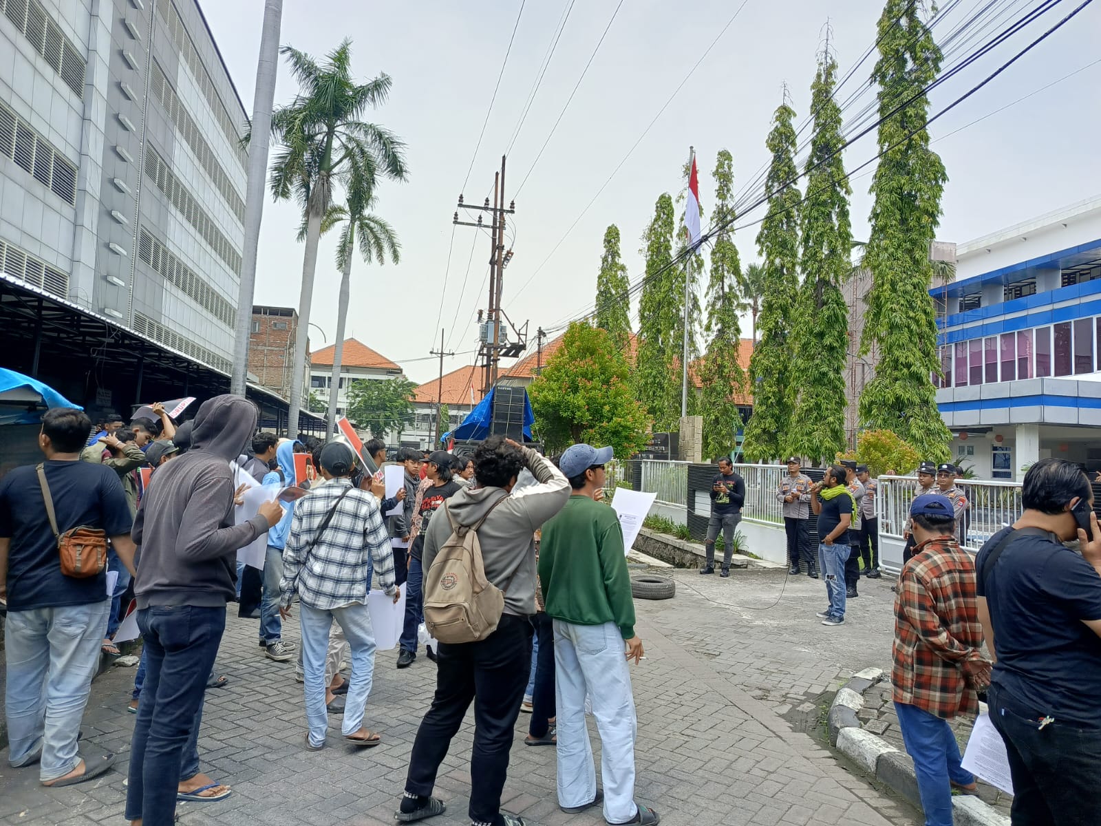 Polsek Gayungan Kawal Aksi Unjuk Rasa JAKA Jatim di Kantor DPMD