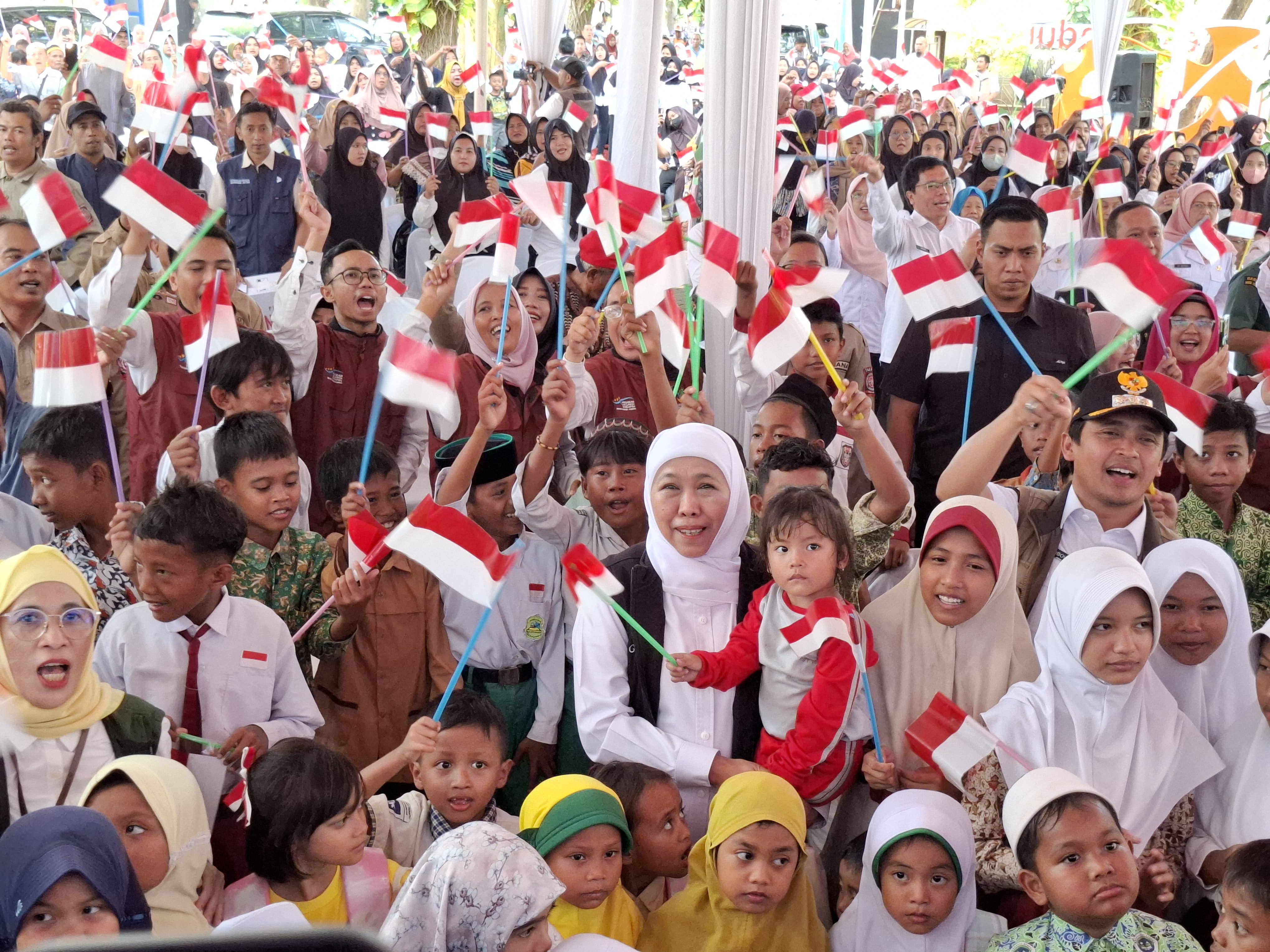 Gubernur Jatim Salurkan Bantuan Sekolah untuk Calon Siswa SR Senilai Rp1,6 Miliar