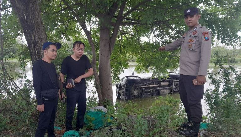 Hindari Senggolan dengan Tronton, Xenia Masuk Tambak di Duduksampeyan 