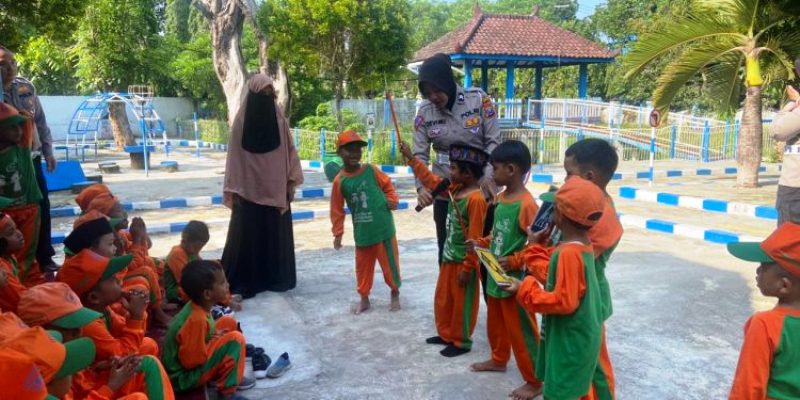 Kunjungi Taman Satlantas, Murid TK Cahaya Islam Greget Belajar Tertib Lalin Secara Dini