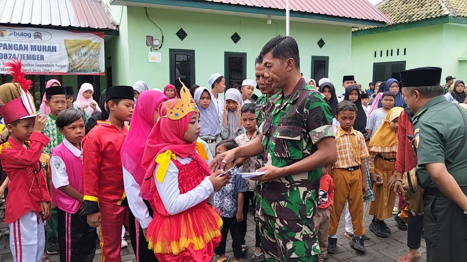 TNI Selalu di Hati Rakyat: Koramil Umbulsari Jember Berbagi Kebahagiaan dengan Ratusan Anak Yatim