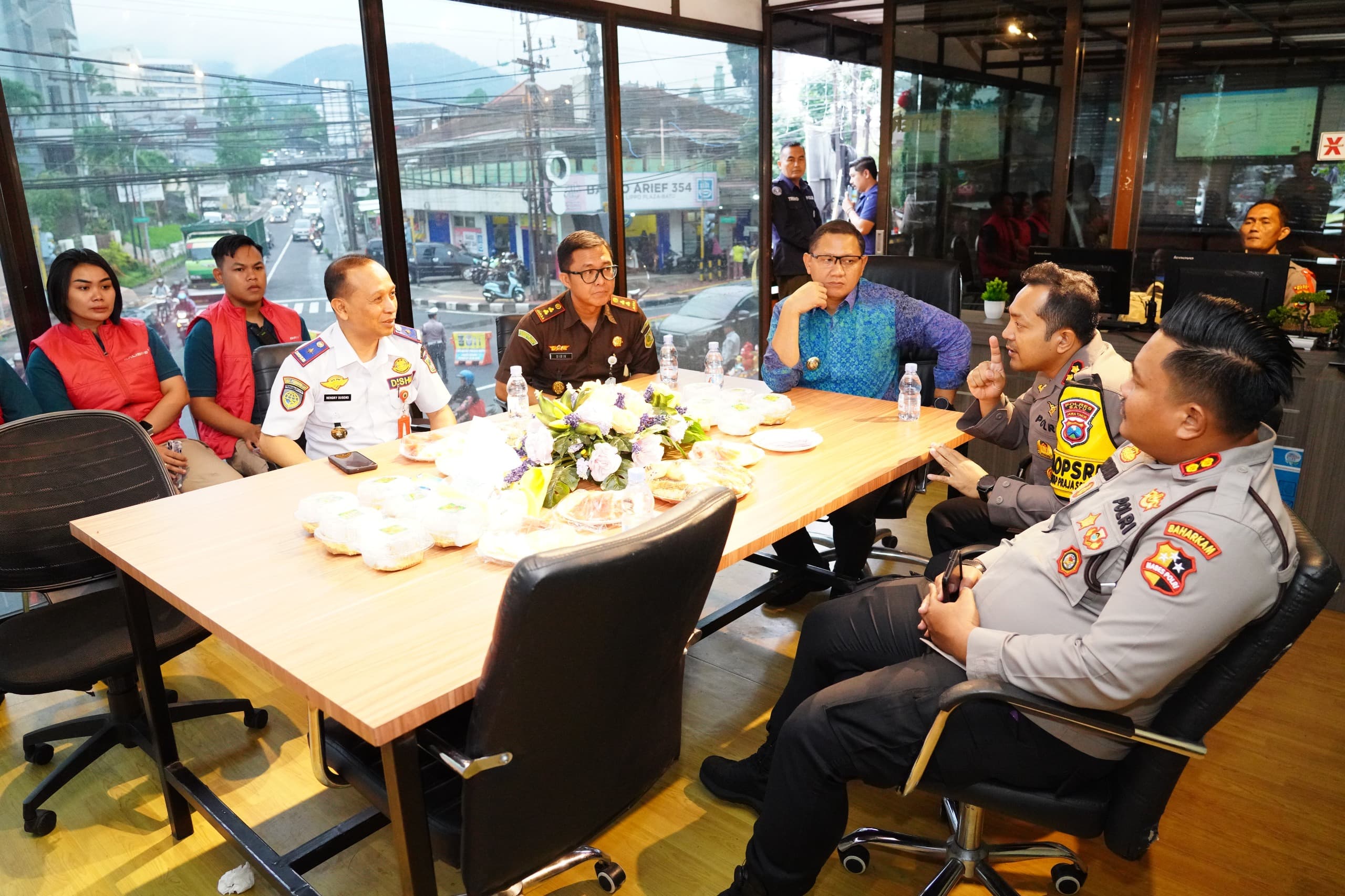 Pj Wali Kota dan Forkopimda Batu Resmikan Pospam Nataru Batu Town Square