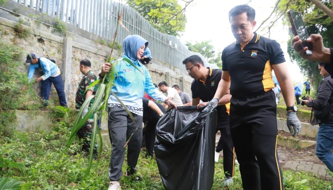 Kapolres Bojonegoro Bareng Forkopimda Bersih-bersih Taman Pinggir Bengawan Solo