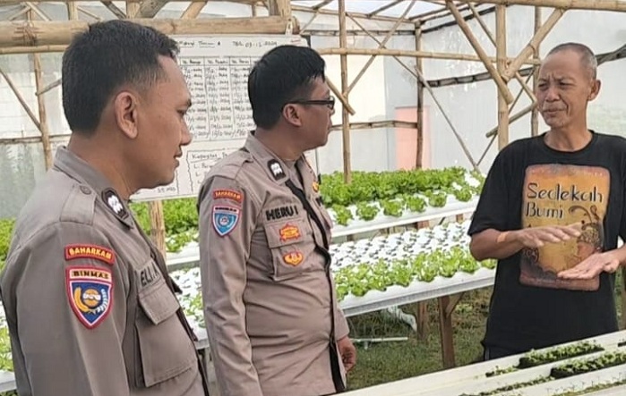 Polisi sebagai Penggerak Ketahanan Pangan: Polsek Bojonegoro Kota Dampingi Petani Hidroponik