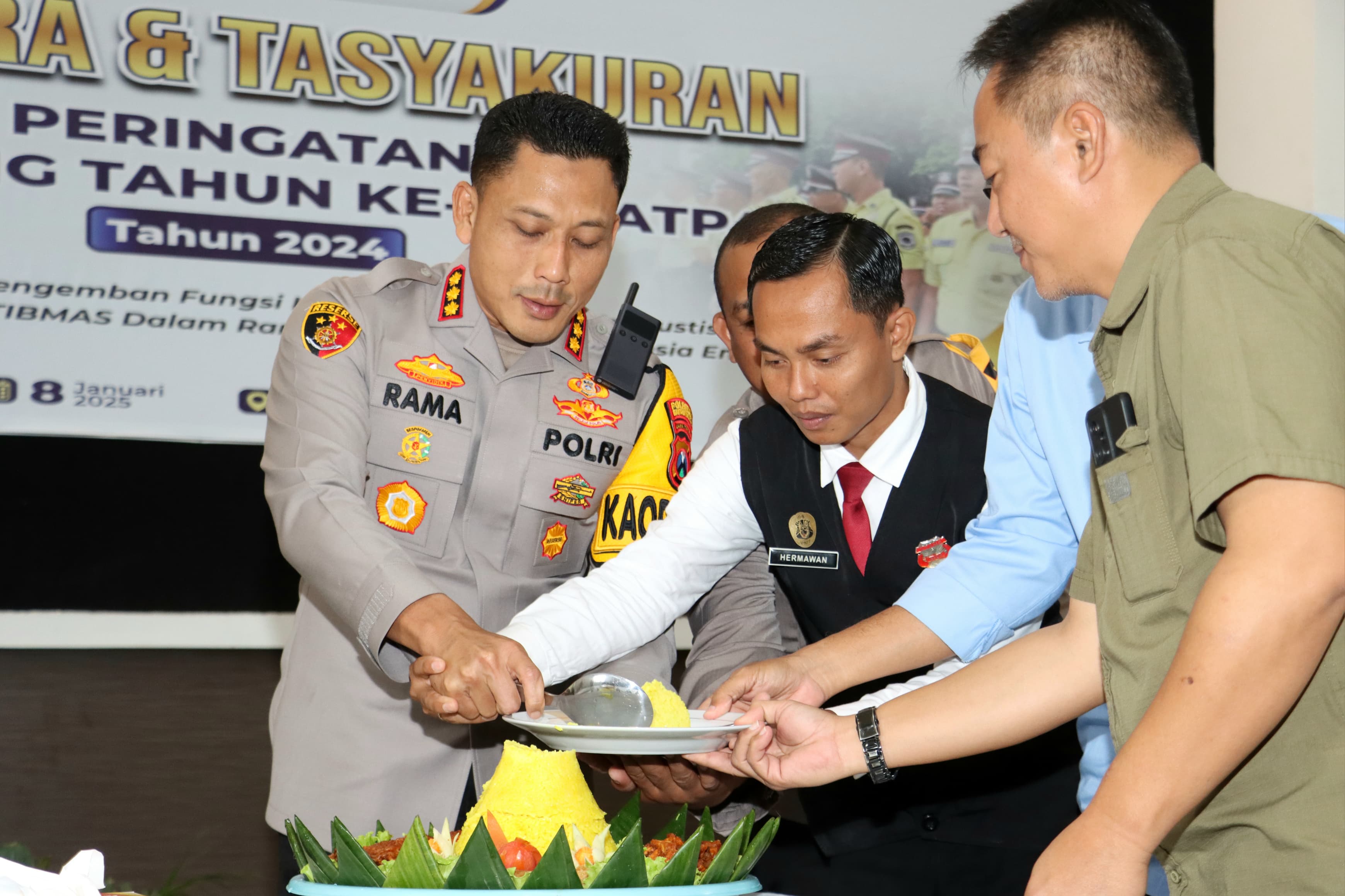 Kapolresta Banyuwangi Potong Tumpeng Syukuran HUT Ke-44 Satpam