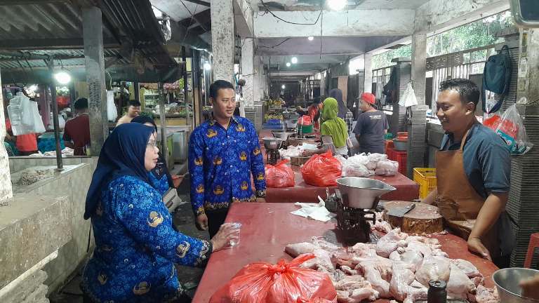 Menjelang Nataru Diskoperindag Situbondo Sidak Tiga Pasar Tradisional