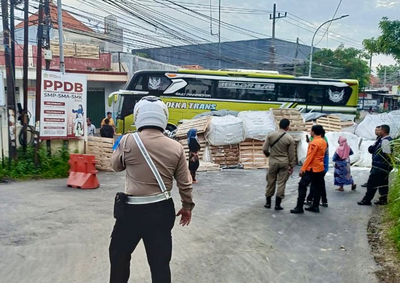 Tak Kuat Nanjak, Truk Muat Palet Kayu Terguling di Jalan Raya Raci Benowo