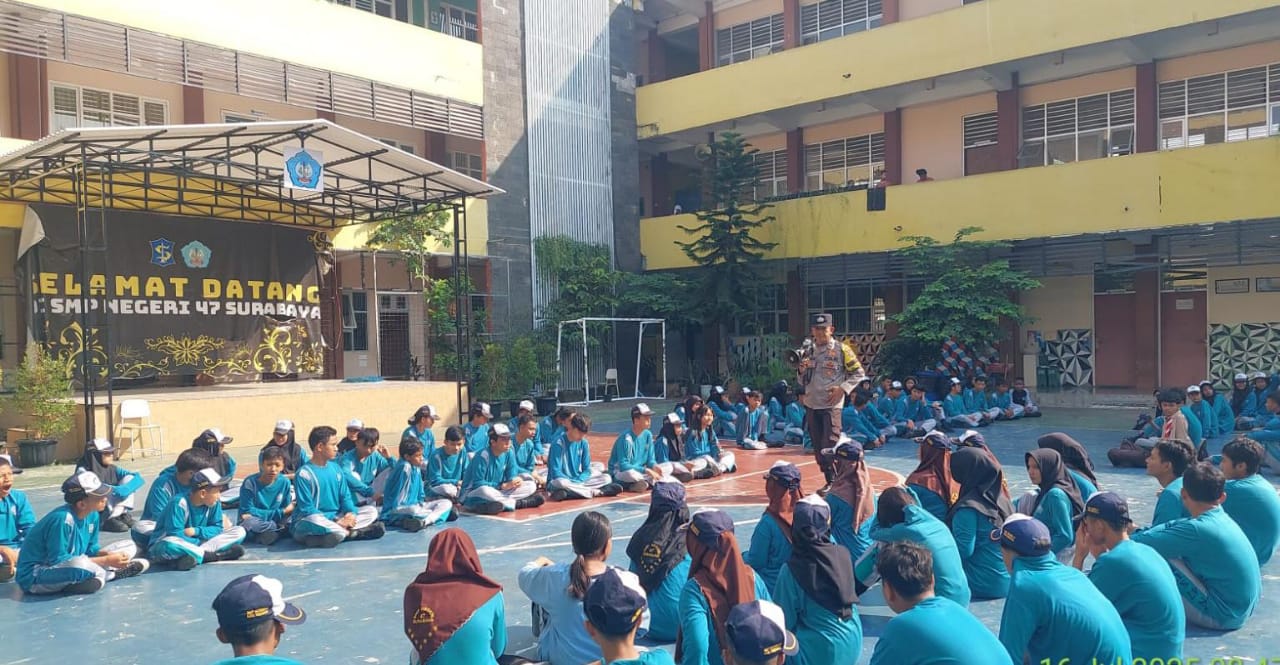 Polsek Lakarsantri Bersama Koramil Warnai MPLS SMPN 47 Surabaya, Latih Disiplin Siswa Baru