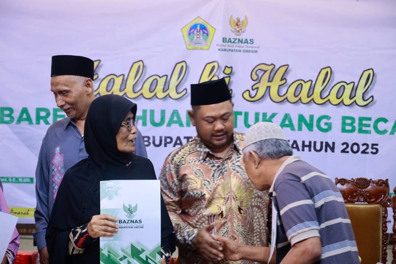 Bupati Bersama Baznas Gresik Salurkan Bansos pada Puluhan Duafa dan Tukang Becak 