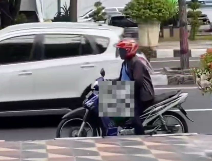 Warga Gresik Dihebohkan Aksi Pria Pamer Alat Kelamin kepada Wanita di Depan Icon Mall