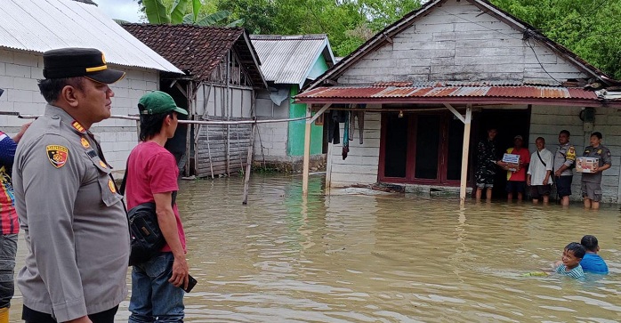 Polisi Salurkan Bantuan Sembako ke Warga Terdampak Banjir Bengawan Solo di Kalitidu