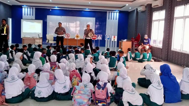 MI Muhammadiyah 22 Sugihwaras Outing Class ke Kantor Satlantas Bojonegoro 