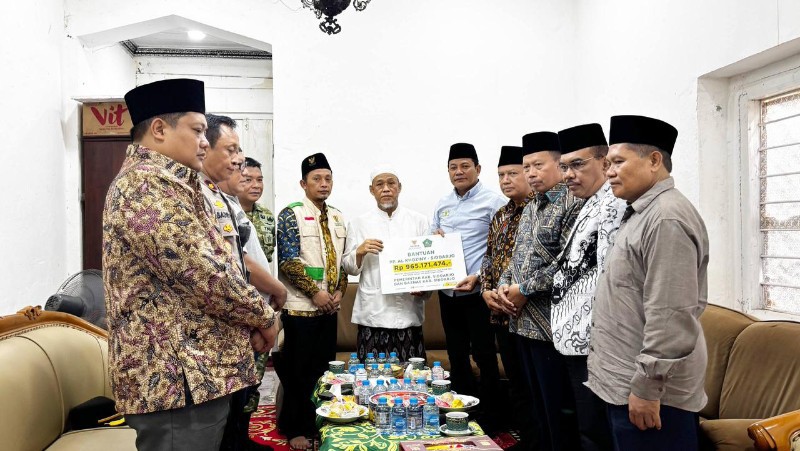 Bupati Sidoarjo Serahkan Donasi ASN ke Ponpes Al-Khoziny Buduran