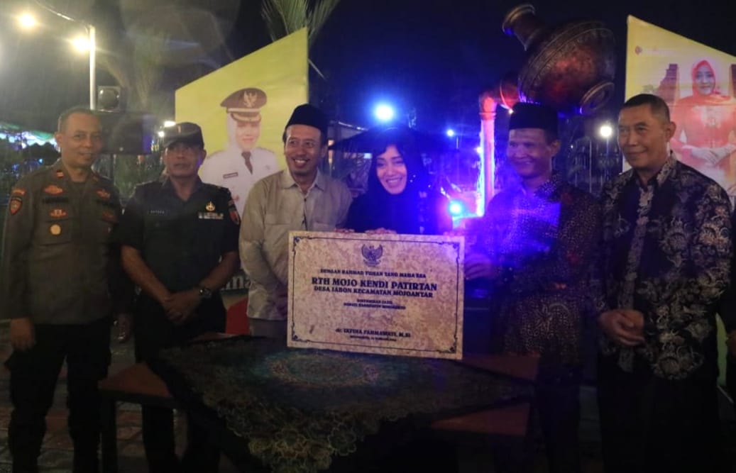 Bupati Mojokerto Ikfina Tandatangani Prasasti Ruang Terbuka Hijau Mojo Kendi Park