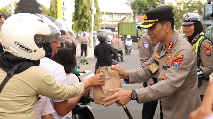 Kapolresta Banyuwangi Pimpin Aksi Ngrandu Buko Berbagi Takjil di Jalan Raya