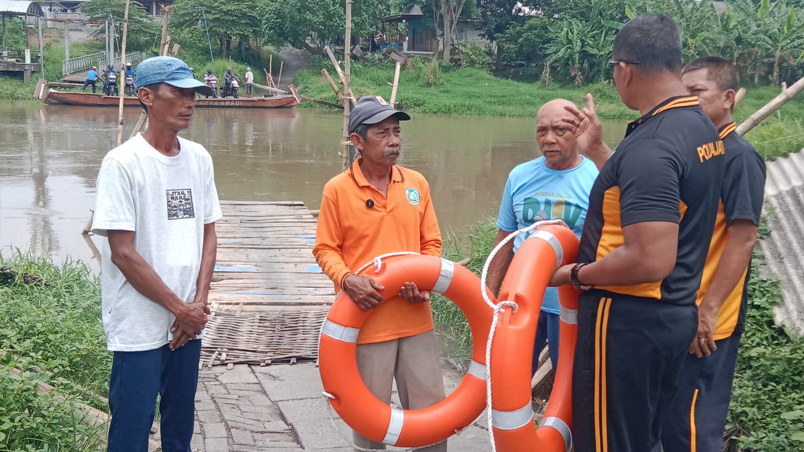 Antisipasi Cuaca Ekstrem, Polisi Cek Keamanan Penyeberangan Tambangan Perahu Sidoarjo-Gresik