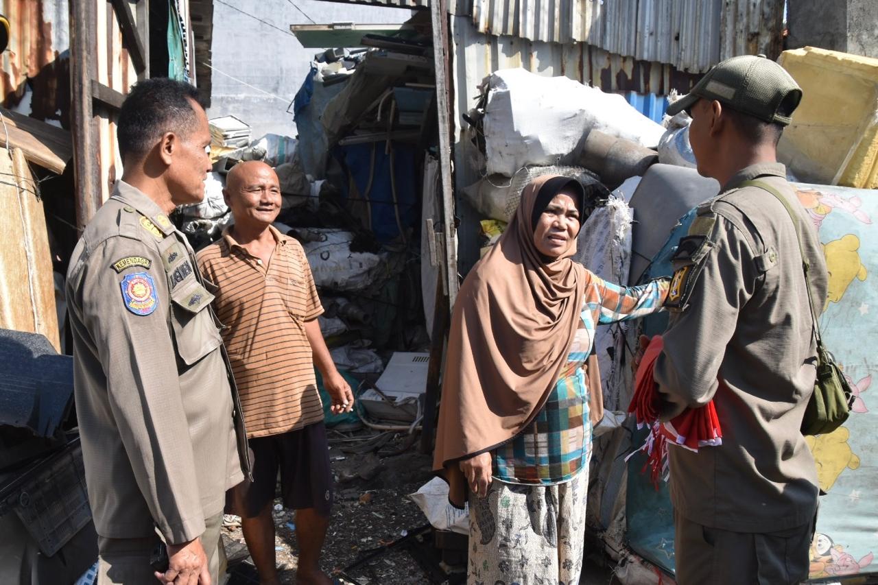 Bantaran Kali Tebu Semrawut, Satpol PP Surabaya Ancam Tertibkan Usaha Barang Bekas