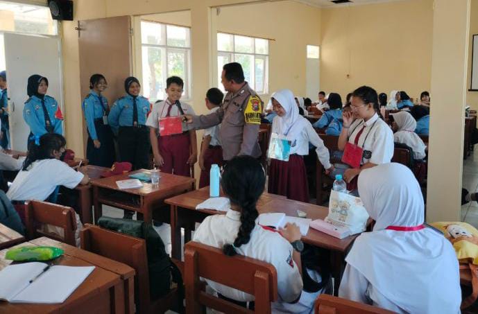 MPLS, Bhabinkamtibmas Karangpilang Binluh Siswa SMP Hang Tuah 2