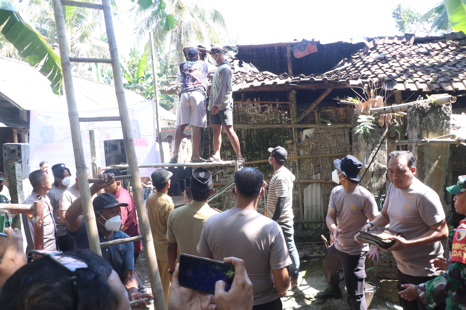 Hari Bhayangkara, Polres Blitar Kota Bedah Rumah Milik Warga Prasejahtera