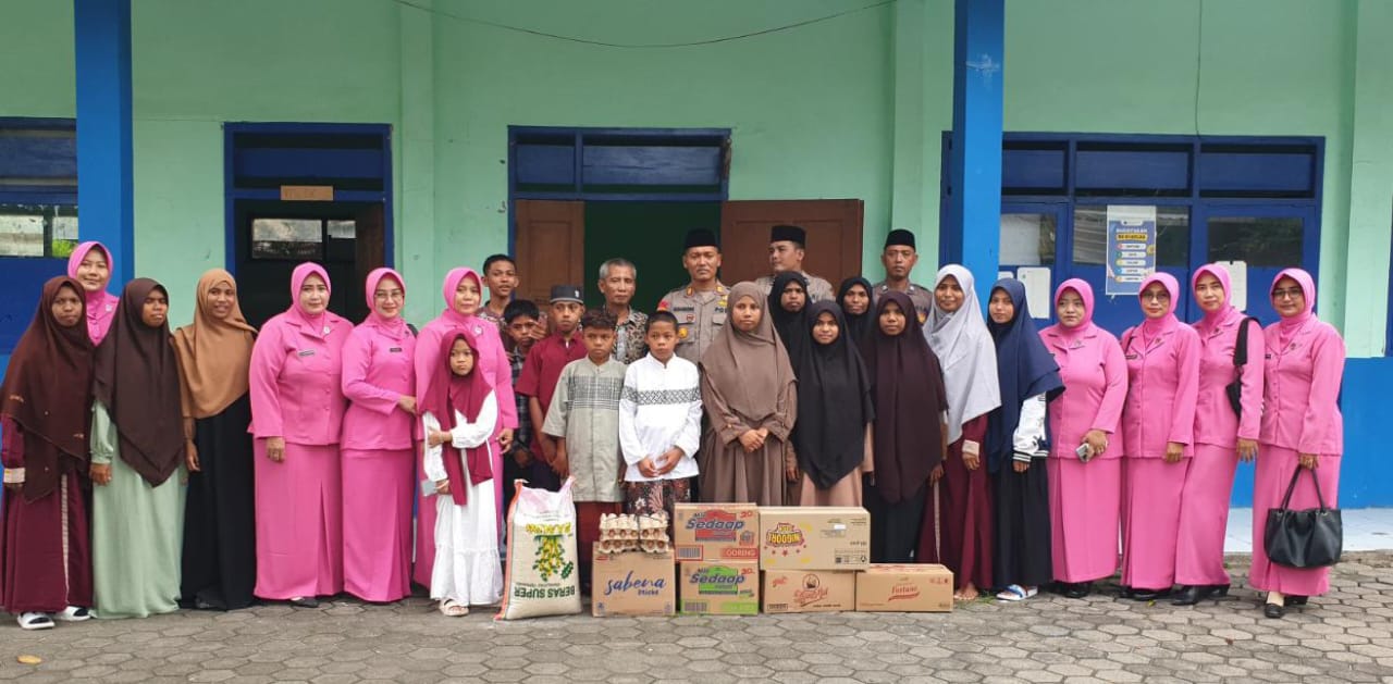 Kapolsek Kapas dan Bhayangkari Salurkan Bantuan Sembako ke Ponpes Al Fajar Bojonegoro