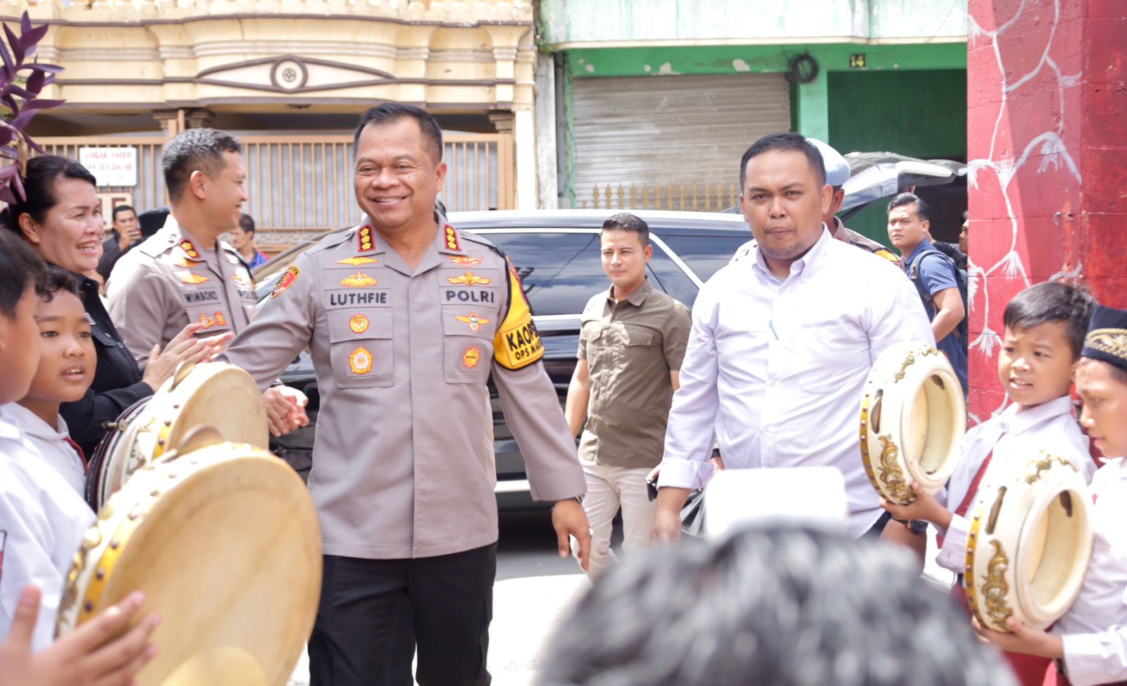 Wujudkan Generasi Sehat dan Cerdas, Kapolrestabes Surabaya Makan Bergizi Gratis Bersama Siswa SD Dumas