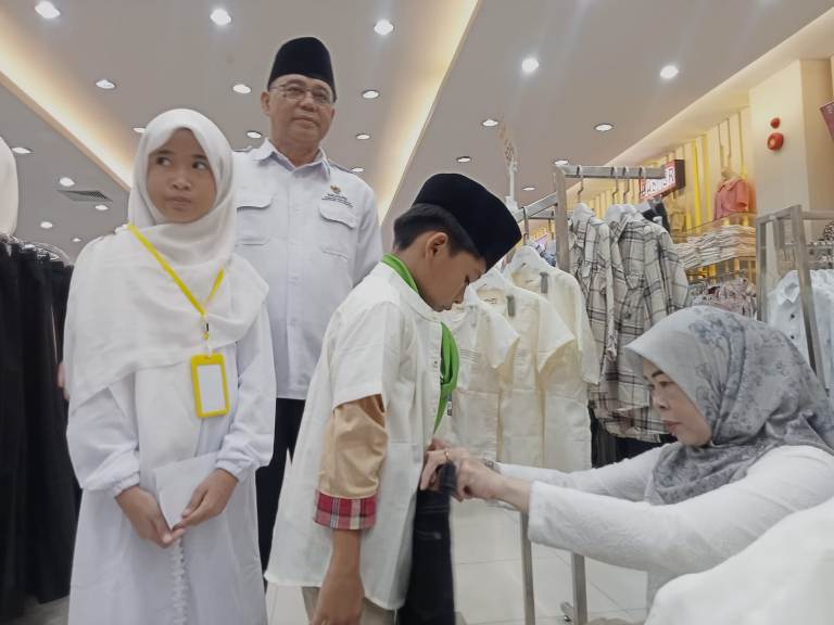 OASE Ramadan, 110 Anak Yatim Diajak Belanja Bersama Orang Tua Asuh Sehari