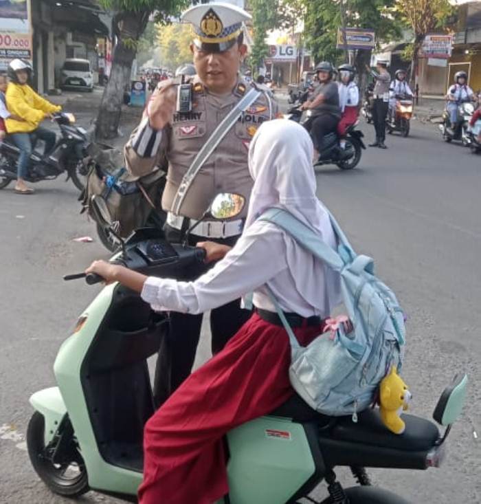 Polres Kediri Edukasi Keselamatan Penggunaan Sepeda Listrik kepada Pelajar