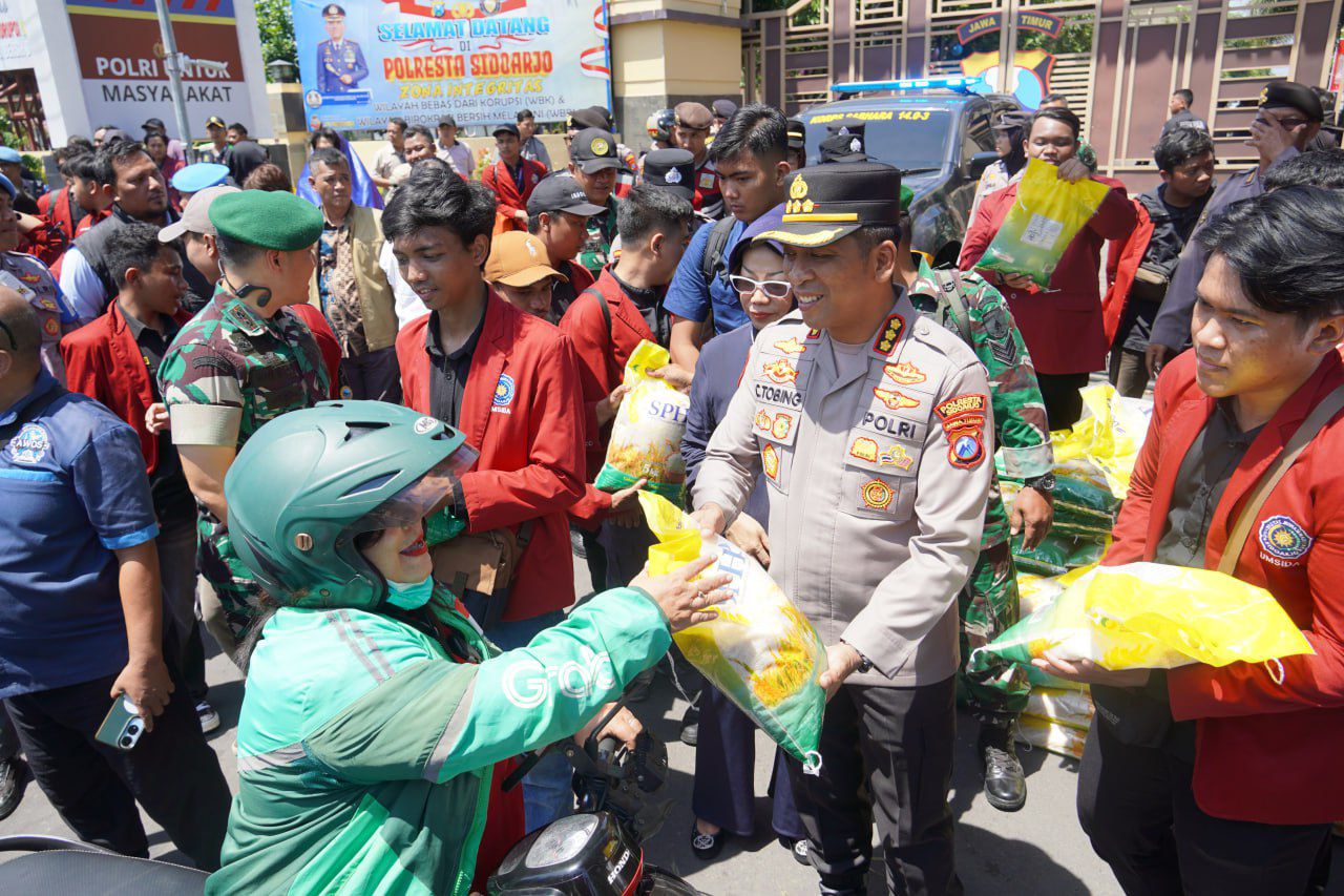 Usai Demo, Mahasiswa Sidoarjo Gelar Baksos