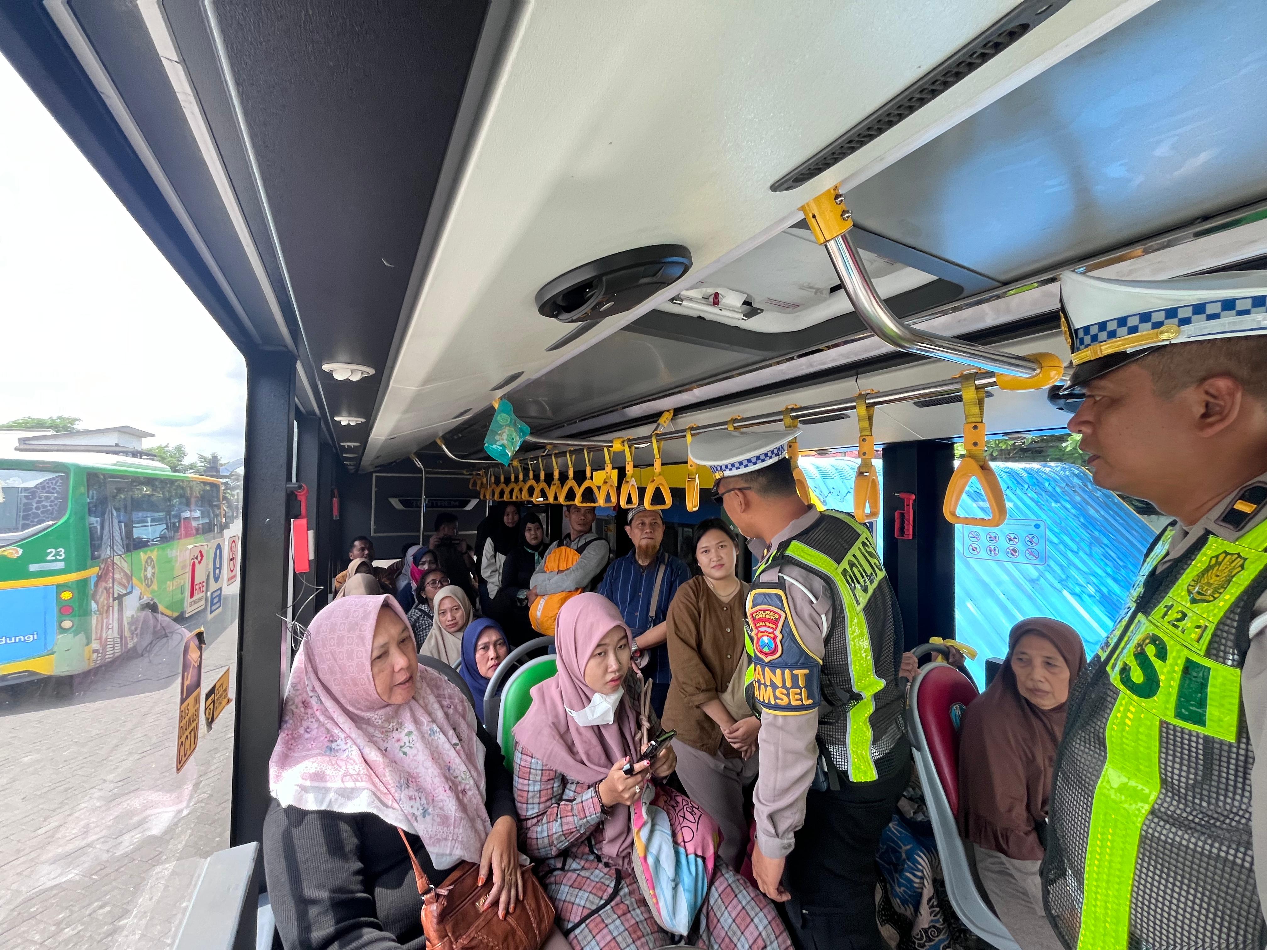 Tingkatkan Kamseltibcarlantas, Satlantas Polres Gresik Edukasi Driver Trans Jatim Lewat Polantas Menyapa