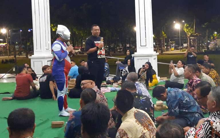 Berdialog dengan Warga di Forum Apa Beih, Bupati Didatangi Ultraman Situbondo