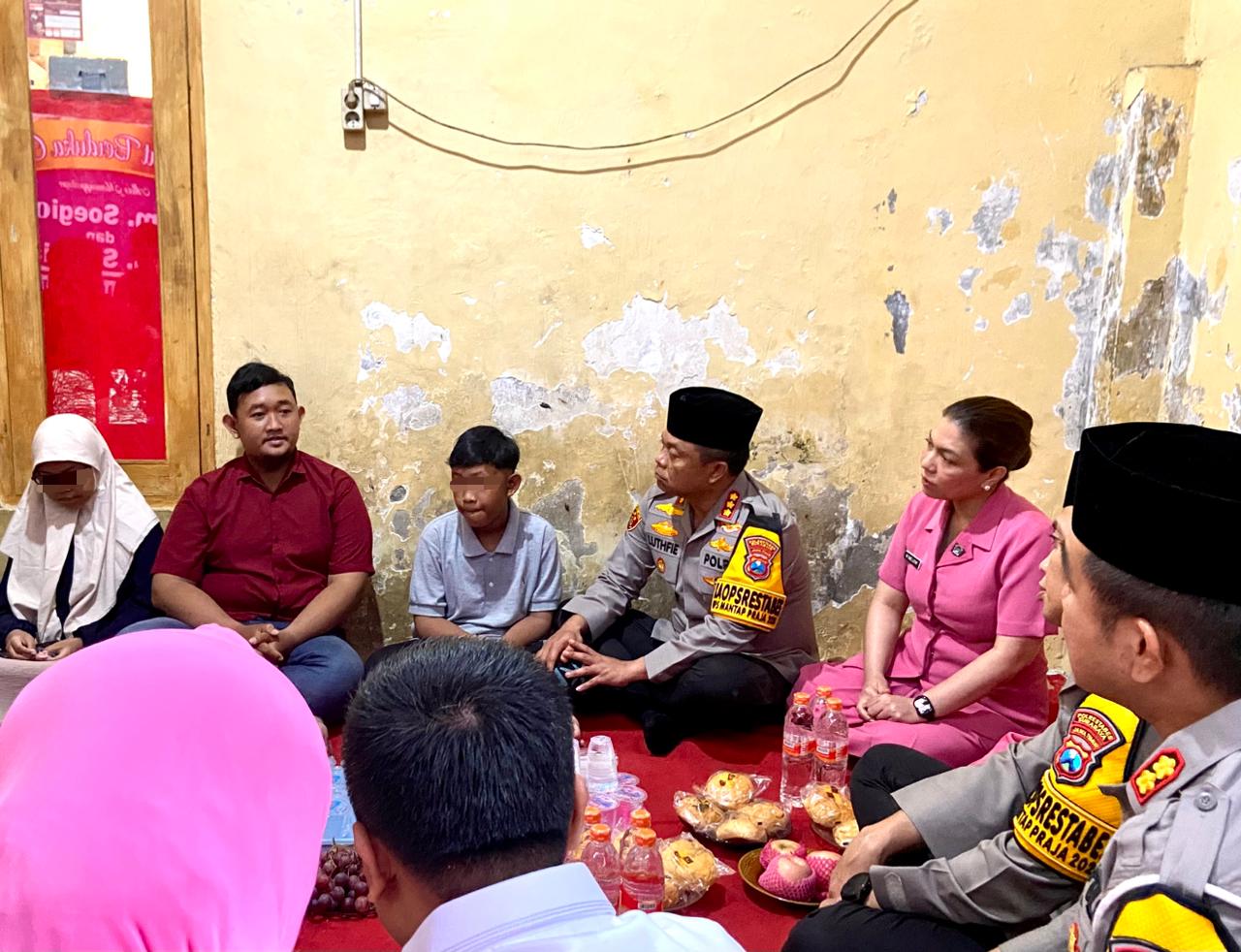 Kapolrestabes Surabaya Takziah ke Rumah Korban Laka Kedungdoro, Beri Santunan Pendidikan untuk 3 Anak