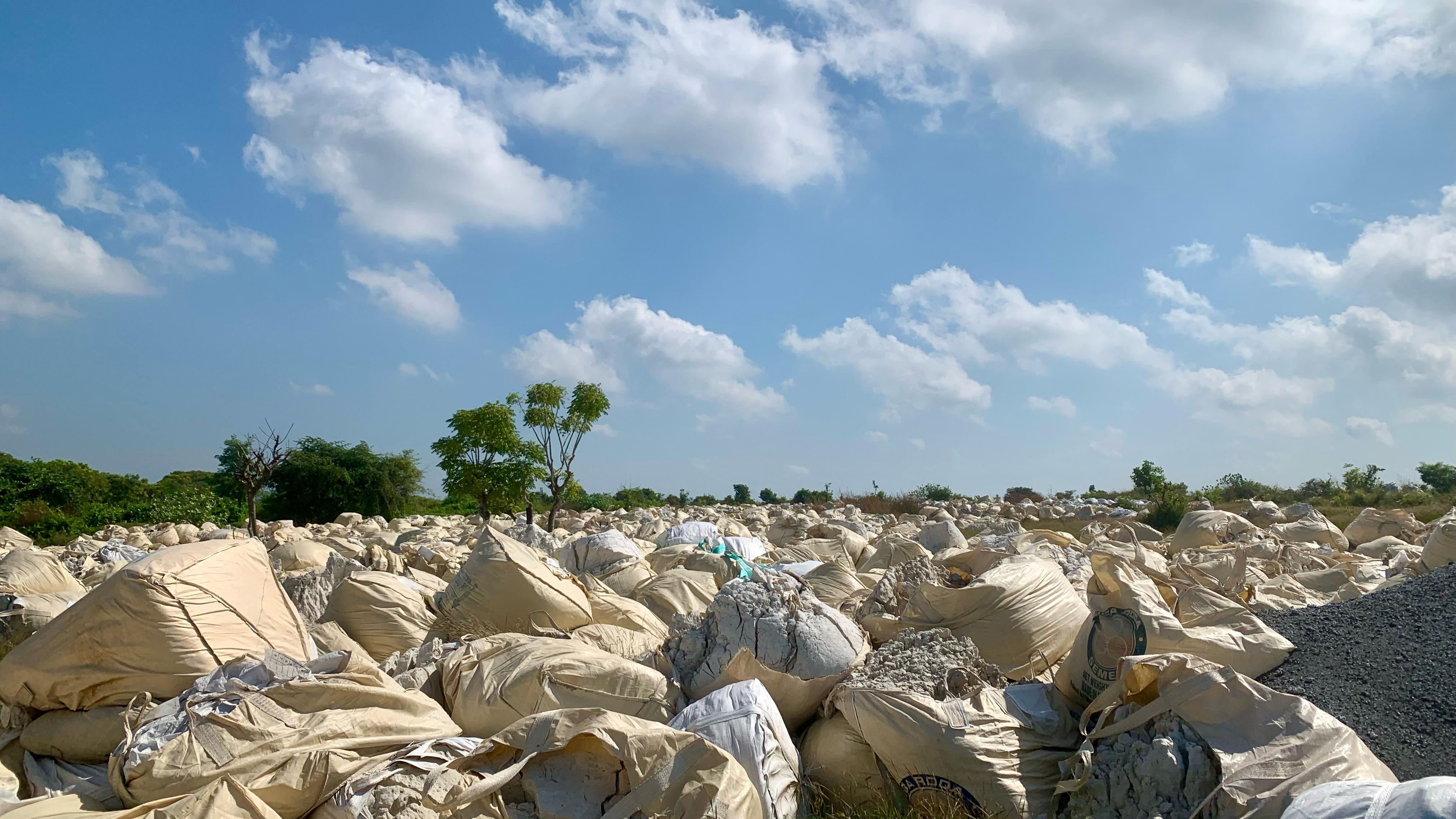 Ribuan Ton Limbah Tak Bertuan Penuhi Lahan 2 Hektare di Gresik, DLH Jatim Selidiki Pemilik