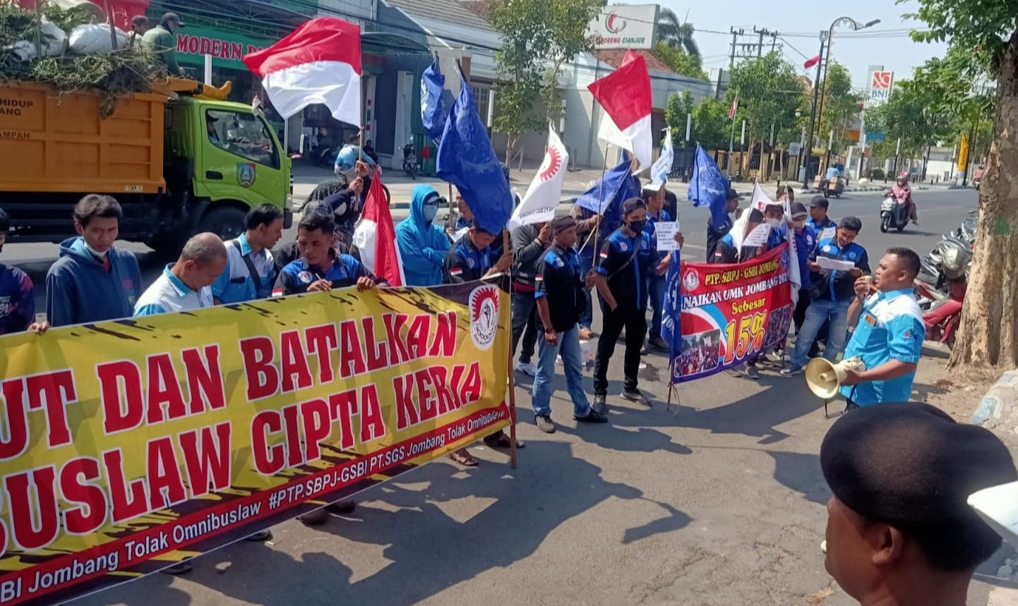 Demo Buruh di Jombang Minta UU Cipta Kerja Dicabut