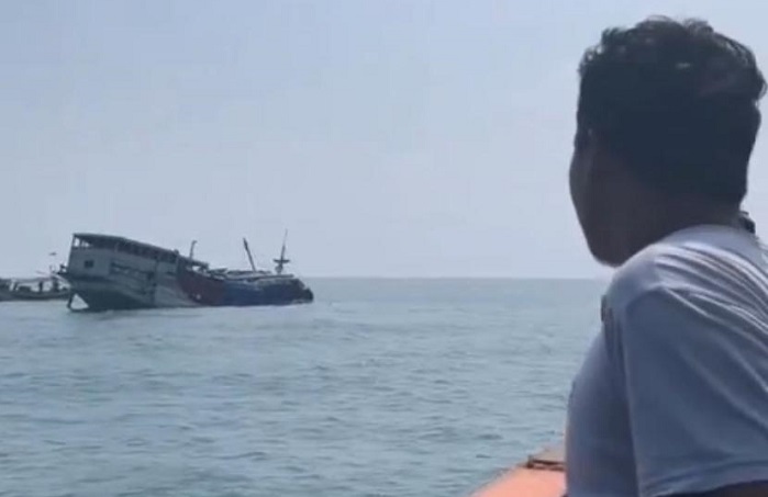 Kapal Kargo Hasil Karya Bahari Tenggelam di Perairan Gresik, Tujuh Awak Selamat