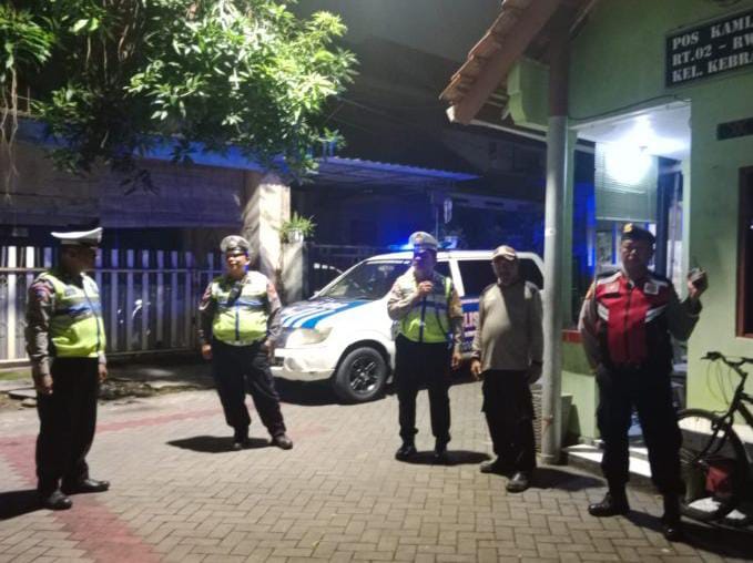 Polsek Karangpilang Gelar Patroli Dialogis, Sambang Pos Kamling Griya Kebraon